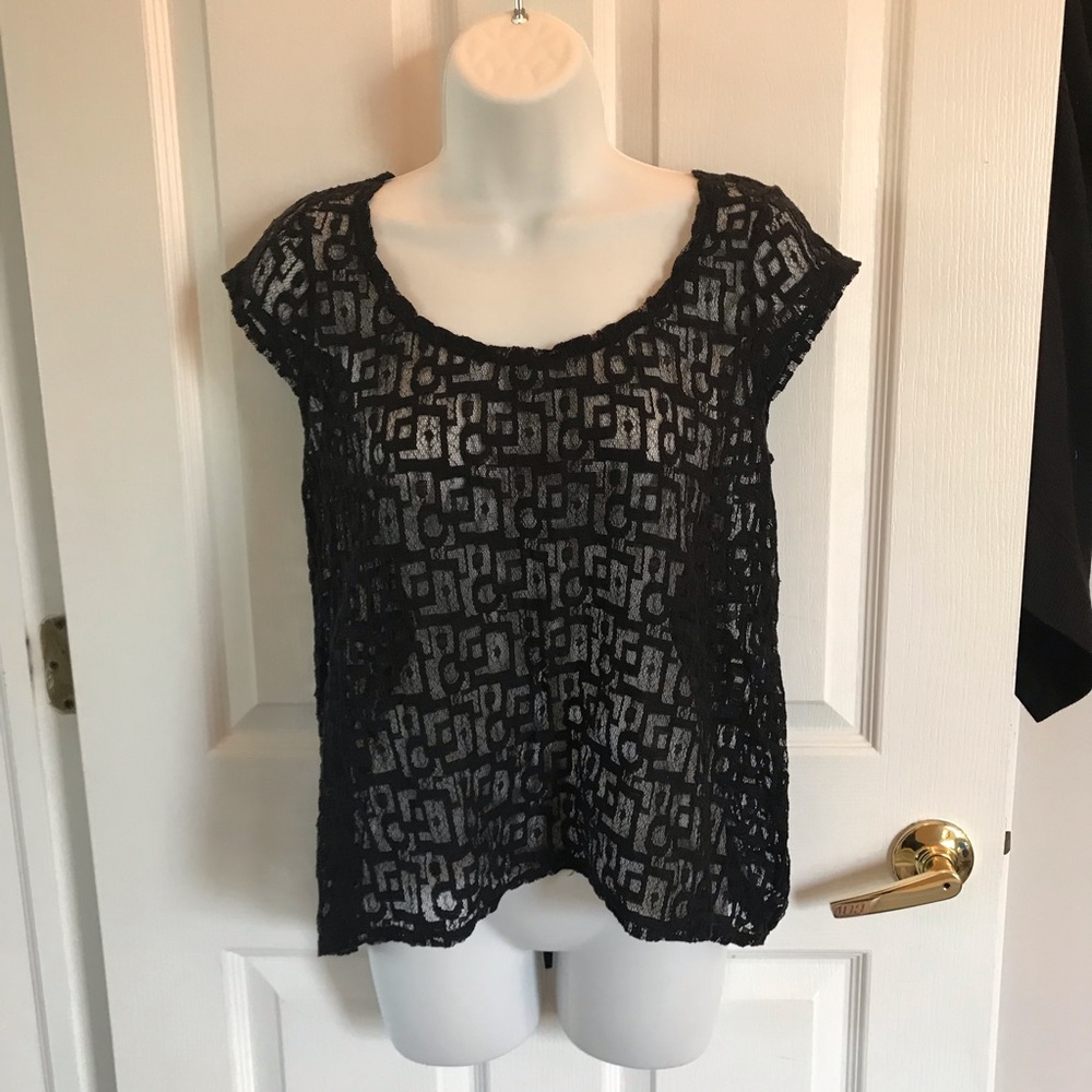 2/$12🔥 DKNY geometric lace cap sleeve shirt small